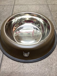 Carica l'immagine nel visualizzatore della galleria, Ciotola in acciaio inox con base antiscivolo per cani e gatti 23 cm
