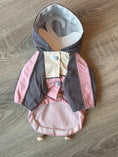 Carica l'immagine nel visualizzatore della galleria, Impermeabile per Cani Pink Urban con Cappuccio – Rosa, Grigio e Crema

