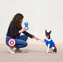 Carica l&#39;immagine nel visualizzatore di Gallery, Maglietta Capitan America: Lo Stile da Supereroe per il Tuo Cane
