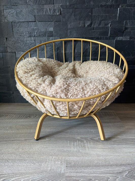 Cuccia Rotonda Dorata con Cuscino Bouclé – Eleganza e Comfort