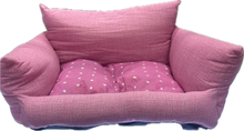 Carica l&#39;immagine nel visualizzatore di Gallery, “Cuccia Rosa a Cuoricini per Cani - Morbidezza e Tenerezza in un Design Romantico”
