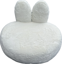 Carica l&#39;immagine nel visualizzatore di Gallery, Cuccia “Orecchie da Coniglio” in peluche bianco

