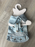 Carica l'immagine nel visualizzatore della galleria, Giubbottino Jeans Mama’s Bestie per Cani – Denim Azzurro – XS 25 cm
