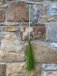 Carica l'immagine nel visualizzatore della galleria, Bacchetta Gioco per Gatti con Coda Verde Naturale e Sonaglio – 70 cm
