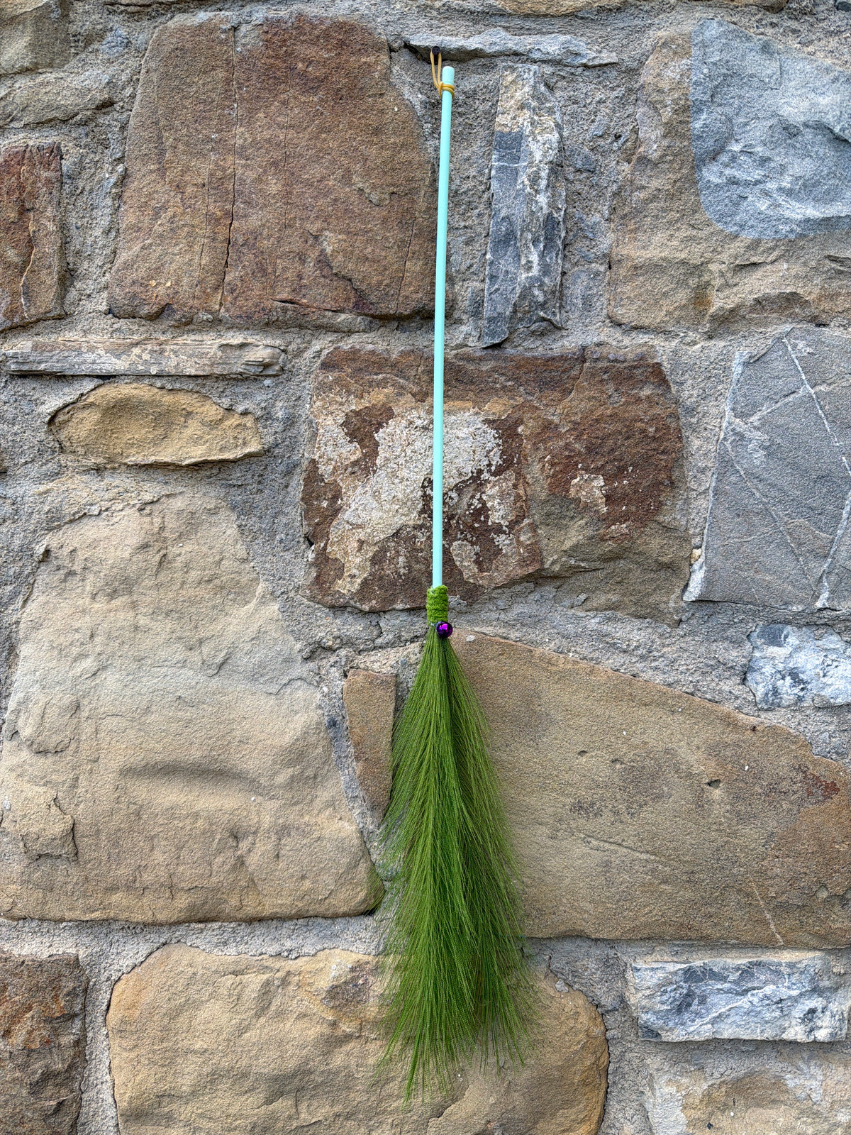 Bacchetta Gioco per Gatti con Coda Verde Naturale e Sonaglio – 70 cm