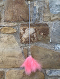 Carica l'immagine nel visualizzatore della galleria, Bacchetta Gioco per Gatti con Piume Rosa – 65 cm
