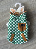 Carica l'immagine nel visualizzatore della galleria, Gilet per Cani a Quadretti Verde e Bianco con Dettagli Marroni – XS 25 cm
