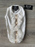Carica l'immagine nel visualizzatore della galleria, Maglietta Elegante per Cani Trilly Tutti Brilli – Bianco Panna con Pizzo Floreale e Bottoni Decorativi
