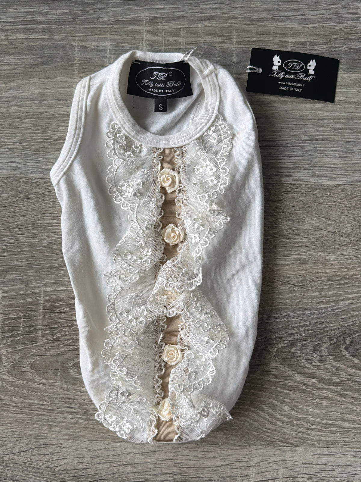 Maglietta Elegante per Cani Trilly Tutti Brilli – Bianco Panna con Pizzo Floreale e Bottoni Decorativi