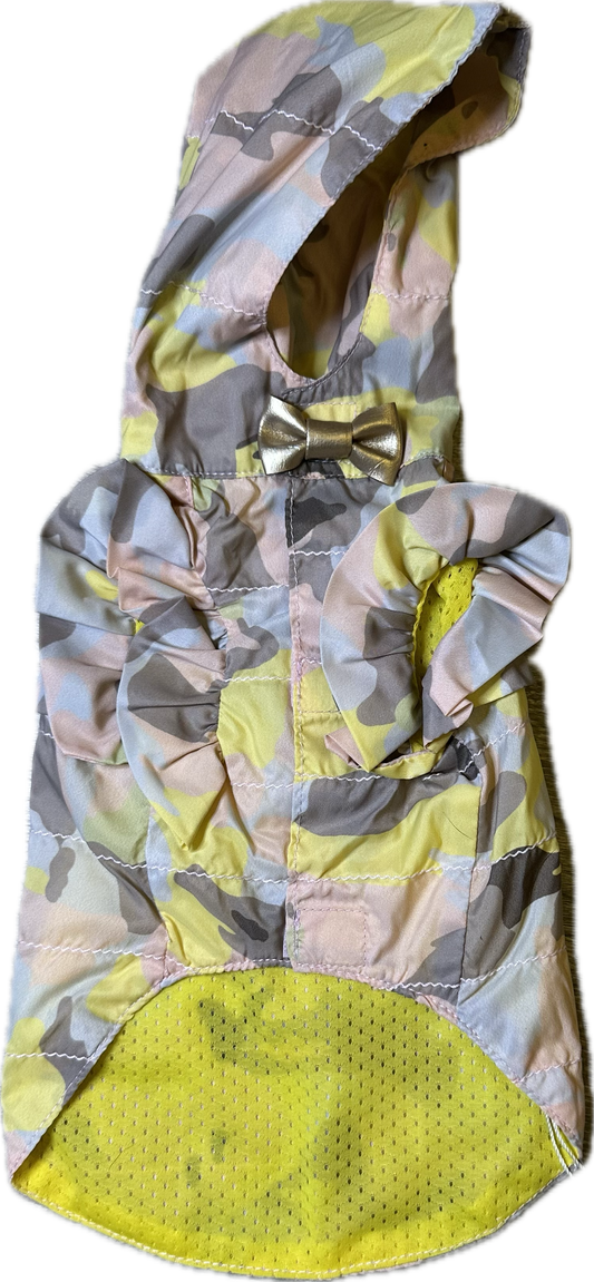 Impermeabile Camo Chic con Rouches e Fiocco Oro