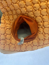 Carica l&#39;immagine nel visualizzatore di Gallery, Trasportino Arancione morbido
