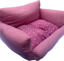 Carica l&#39;immagine nel visualizzatore di Gallery, “Cuccia Rosa a Cuoricini per Cani - Morbidezza e Tenerezza in un Design Romantico”
