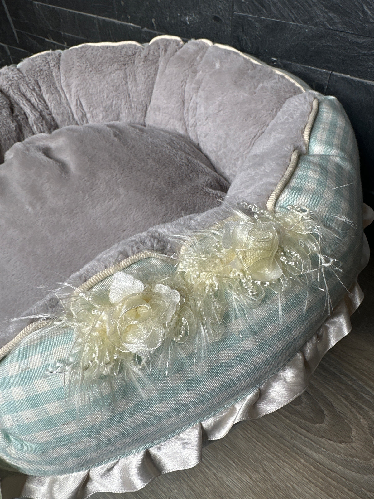 Cuccia Romantica Verde Acqua con Volant e Cuscino Morbido – Made in Italy