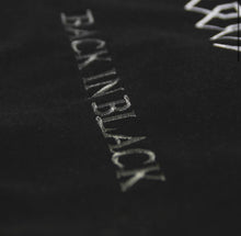 Carica l&#39;immagine nel visualizzatore di Gallery, Felpa AC/DC: Rock ‘n’ Roll in Stile ‘Back in Black’ per il Tuo Cane
