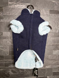 Carica l'immagine nel visualizzatore della galleria, Trilly Tutti Brilli – Cappottino Blu con Peluche Azzurro e Fiocco XL
