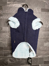Carica l'immagine nel visualizzatore di Gallery, Trilly Tutti Brilli – Cappottino Blu con Peluche Azzurro e Fiocco XL
