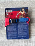 Carica l'immagine nel visualizzatore della galleria, Collare Wonder Woman DC Comics con Bandana – Rosso | Regolabile 25–40 cm
