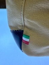 Carica l&#39;immagine nel visualizzatore di Gallery, Trasportino elegante in pelle per cani e gatti Made in Italy
