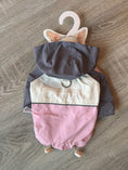 Carica l'immagine nel visualizzatore della galleria, Impermeabile per Cani Pink Urban con Cappuccio – Rosa, Grigio e Crema
