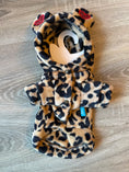 Carica l'immagine nel visualizzatore della galleria, Cappottino Leopardato per Cani – Wild Chic XS 25 cm

