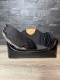 Carica l'immagine nel visualizzatore della galleria, Cuccia Luxury Nera con Cuscino Reversibile – Made in Italy
