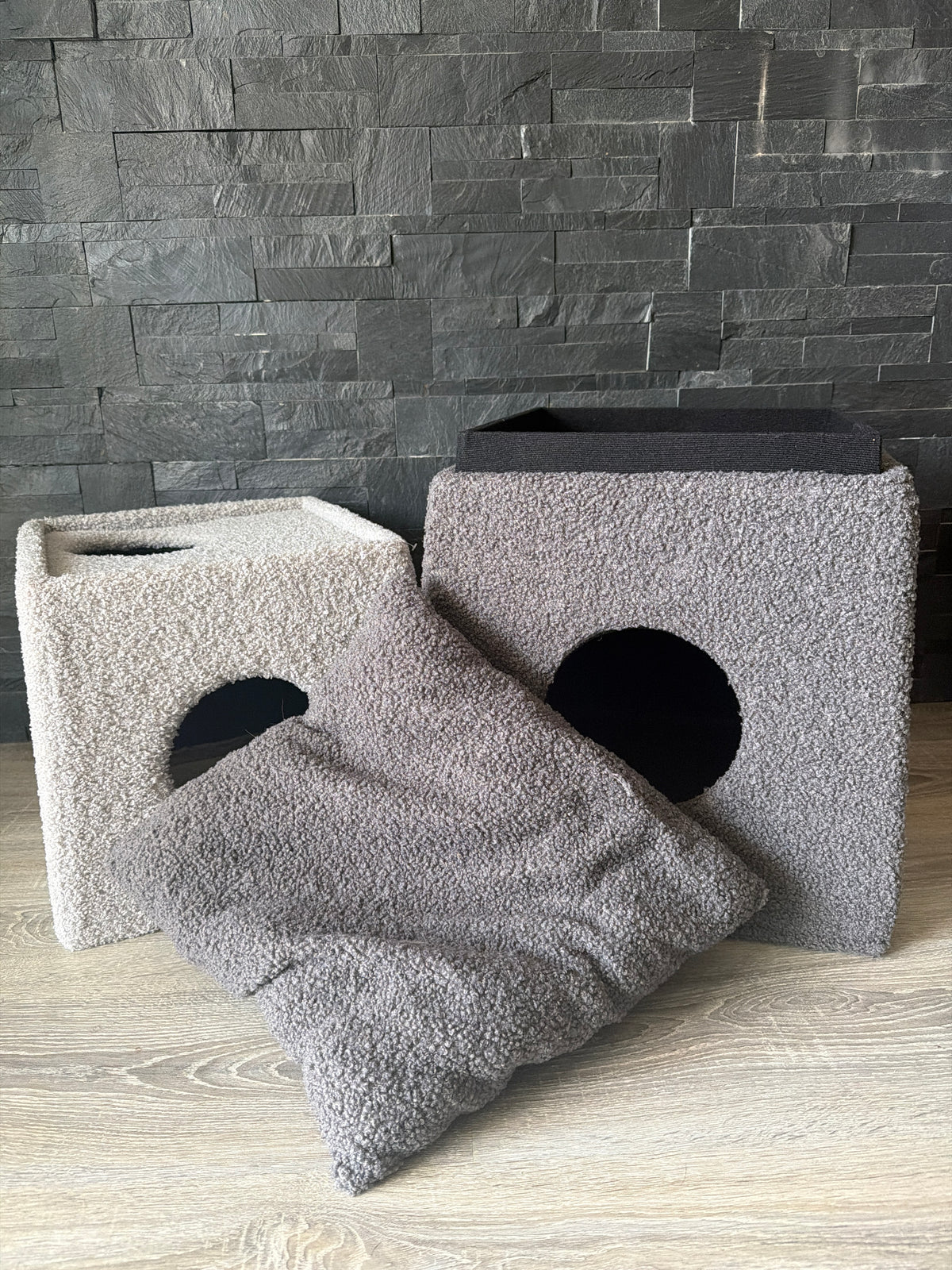 Torre Relax Bouclé Bicolor per Gatti – Cuccia con Tiragraffi e Vani