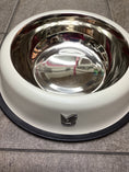 Carica l'immagine nel visualizzatore della galleria, Ciotola in acciaio inox con base antiscivolo per cani e gatti 23 cm
