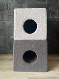Carica l'immagine nel visualizzatore della galleria, Torre Relax Bouclé Bicolor per Gatti – Cuccia con Tiragraffi e Vani
