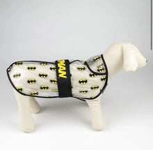 Carica l&#39;immagine nel visualizzatore di Gallery, Impermeabile Batman: Proteggi il Tuo Cane dalla Pioggia con lo Stile del Cavaliere Oscuro
