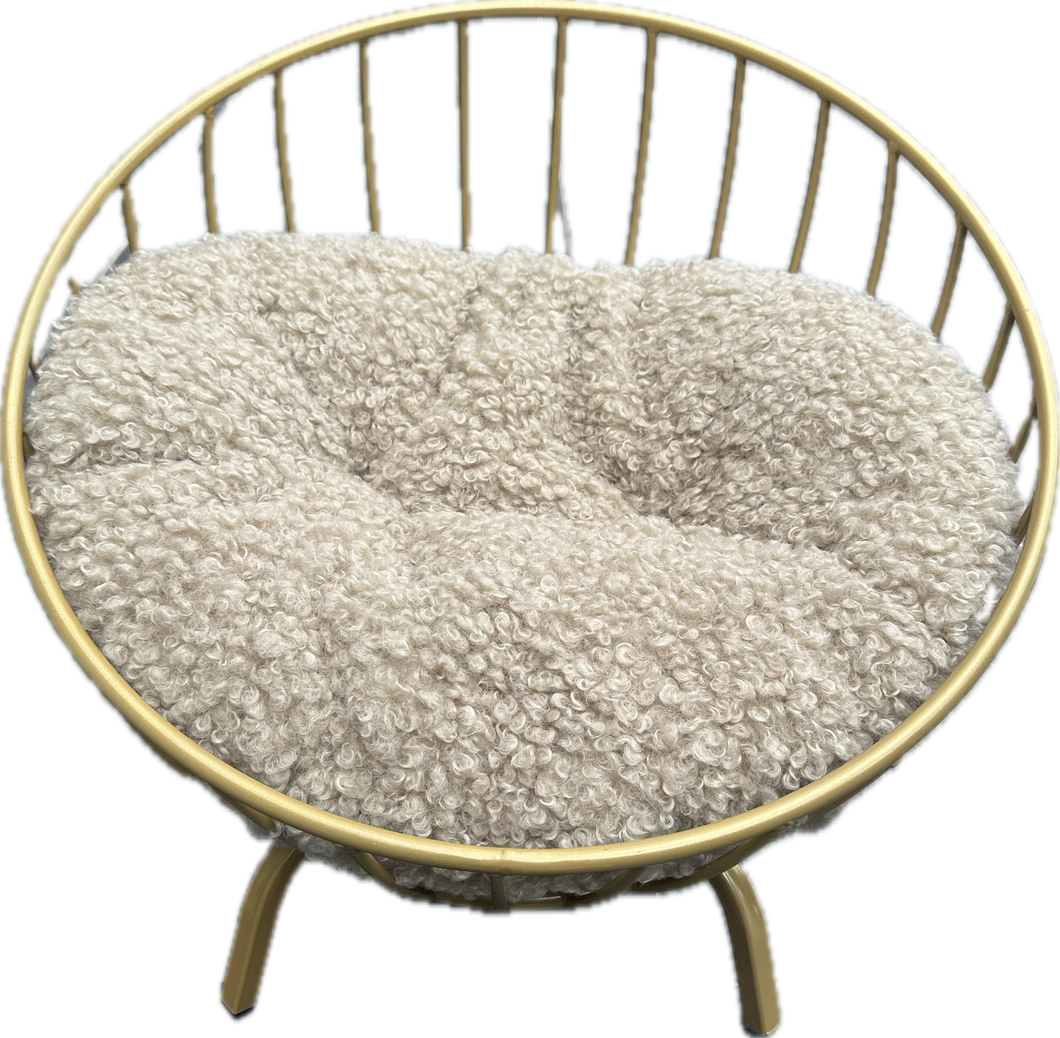 Cuccia rotonda dorata con cuscino bouclé