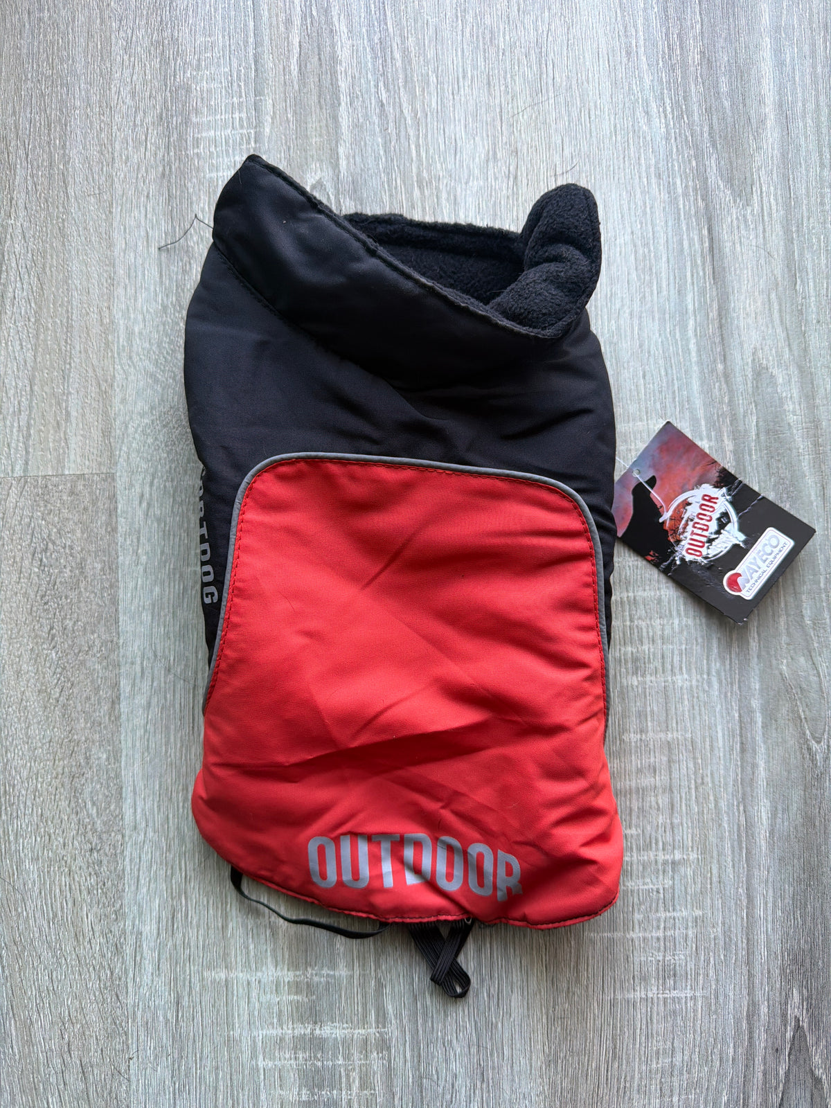 Cappottino Outdoor per Cani Nero e Rosso con Interno in Pile – 30 cm