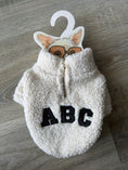 Carica l'immagine nel visualizzatore della galleria, Felpa Teddy per Cani Panna con Scritta ABC – Taglia XS 25 cm
