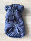 Carica l'immagine nel visualizzatore della galleria, Giubbotto Imbottito per Cani Teo & Cool Blu Navy – Taglia S/M – Cappuccio Removibile – Made in Italy

