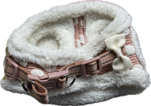 Carica l&#39;immagine nel visualizzatore di Gallery, Pettorina Morbida Rosa a Pois con Fiocco - Comfort e Stile per il Tuo Pet
