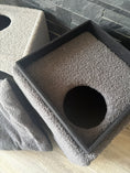 Carica l'immagine nel visualizzatore della galleria, Torre Relax Bouclé Bicolor per Gatti – Cuccia con Tiragraffi e Vani
