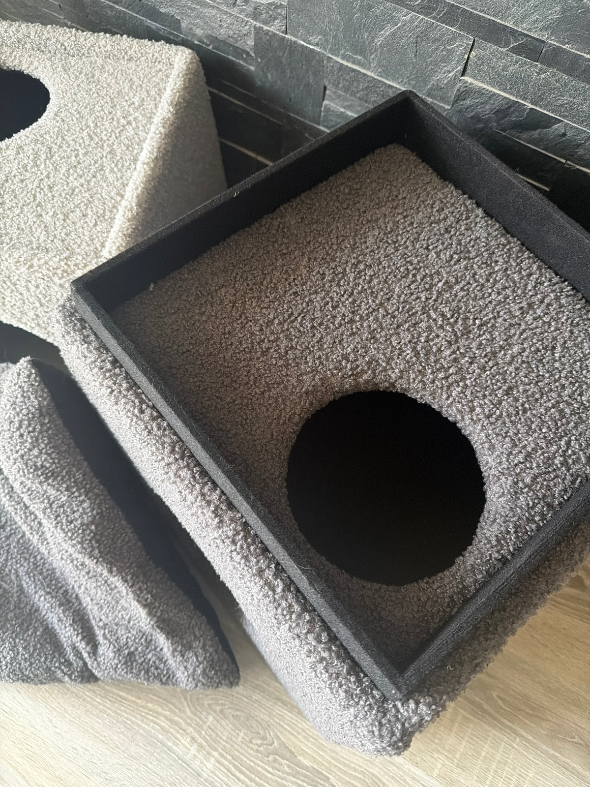 Torre Relax Bouclé Bicolor per Gatti – Cuccia con Tiragraffi e Vani
