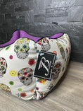 Carica l'immagine nel visualizzatore della galleria, Cuccia Luxury Skull Bianca con Cuscino Viola – Made in Italy
