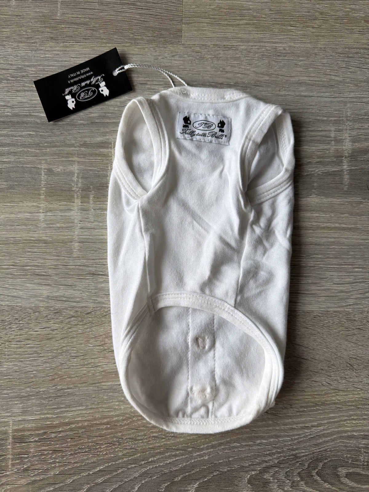 Maglietta Elegante per Cani Trilly Tutti Brilli – Bianco Panna con Pizzo e Bottoni Decorativi