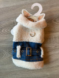 Carica l'immagine nel visualizzatore della galleria, Giubbottino Jeans e Peluche per Cani – Denim Winter XS 25 cm
