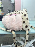 Carica l'immagine nel visualizzatore della galleria, Cuccia Sacco Nanna "Polka Dream" per Cani di Taglia Media - Comfort e Stile da Portare Ovunque!
