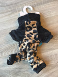 Carica l'immagine nel visualizzatore della galleria, Cappottino Leopardato per Cani – Wild Chic XS 25 cm
