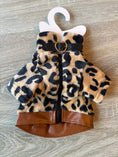 Carica l'immagine nel visualizzatore della galleria, Cappottino Leopardato per Cani – Wild Chic XS 25 cm
