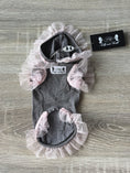 Carica l'immagine nel visualizzatore della galleria, Maglietta Elegante per Cani Trilly Tutti Brilli – Grigio con Volant in Pizzo Rosa – XXS

