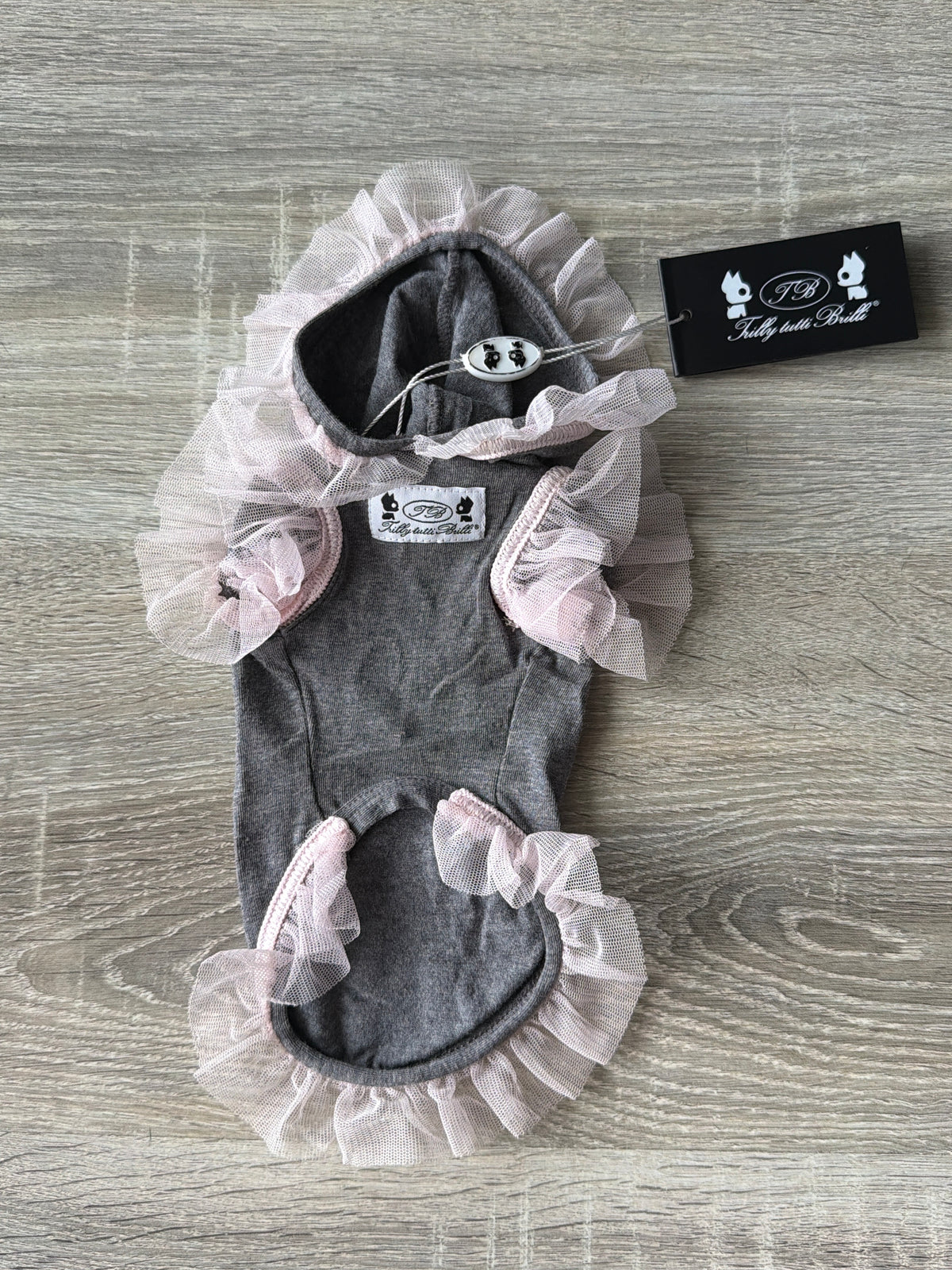 Maglietta Elegante per Cani Trilly Tutti Brilli – Grigio con Volant in Pizzo Rosa – XXS