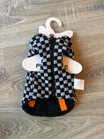 Carica l'immagine nel visualizzatore della galleria, Mantellina Reversibile per Cani Checkered – Nero e Scacchi – XS 25 cm
