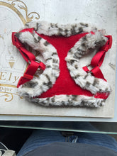 Carica l&#39;immagine nel visualizzatore di Gallery, Pettorina “Winter Cozy” con pelliccia finta e cinghie rosse
