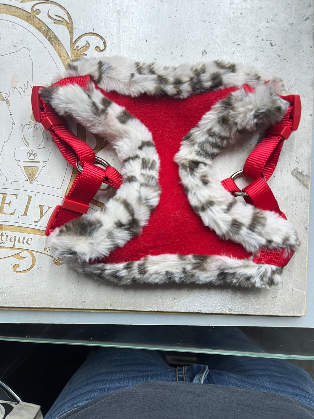 Pettorina “Winter Cozy” con pelliccia finta e cinghie rosse