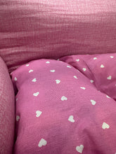 Carica l&#39;immagine nel visualizzatore di Gallery, “Cuccia Rosa a Cuoricini per Cani - Morbidezza e Tenerezza in un Design Romantico”
