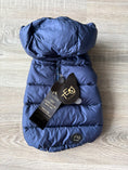 Carica l'immagine nel visualizzatore della galleria, Giubbotto Imbottito per Cani Teo & Cool Blu Navy – Taglia S/M – Cappuccio Removibile – Made in Italy
