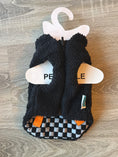 Carica l'immagine nel visualizzatore della galleria, Mantellina Reversibile per Cani Checkered – Nero e Scacchi – XS 25 cm
